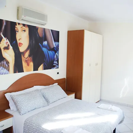 Lady Hotel *